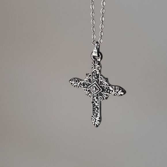 Cross pendent with chain - Picture 4 of 5